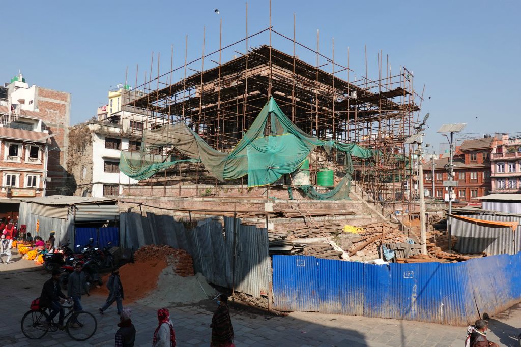 La reconstruction des temples détruits lors du séisme d'avril 2015, est toujours en cours